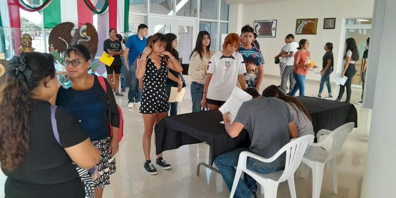 Entregan becas a alumnos de prepa y universidad en Acuña