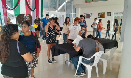 Entregan becas a alumnos de prepa y universidad en Acuña