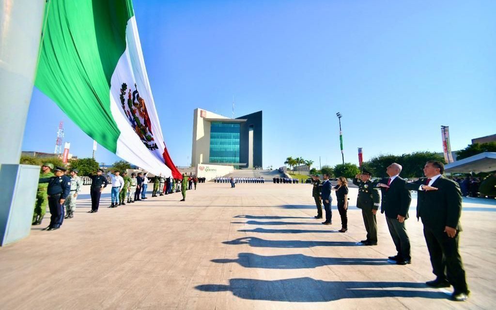 Encabeza Román Cepeda izamiento de la Bandera en Torreón