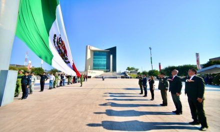 Encabeza Román Cepeda izamiento de la Bandera en Torreón
