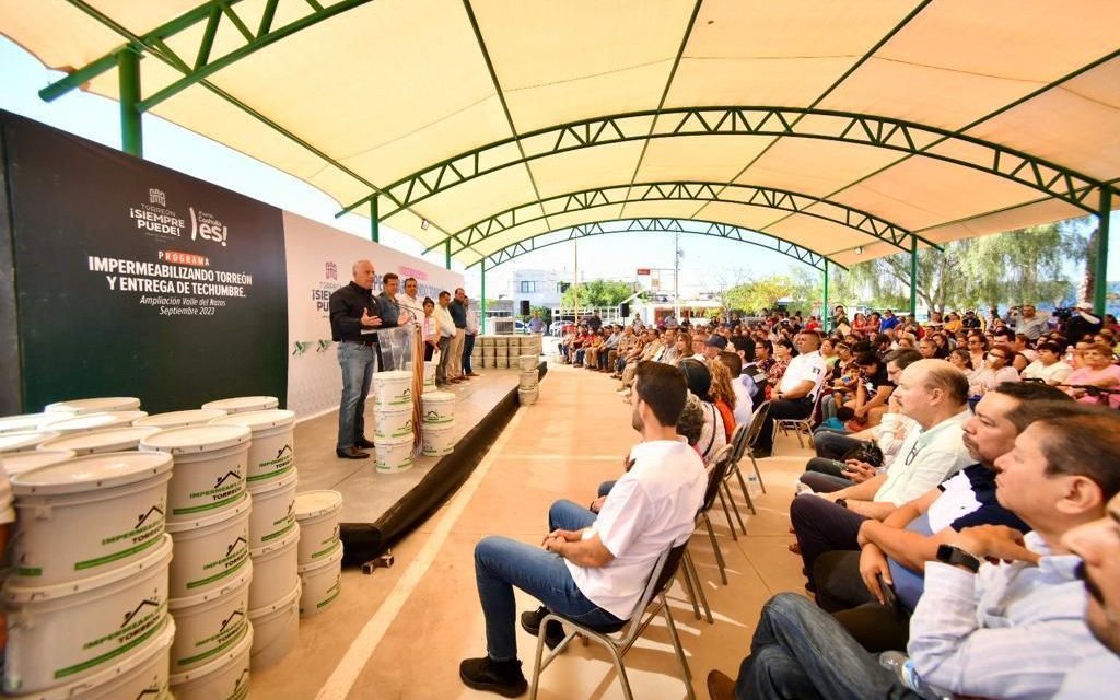 Entregan techumbre y juegos en plaza al oriente de Torreón