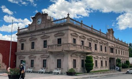 Coronan a Reina del Adulto Mayor en Parras de la Fuente