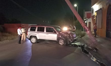 Saltillo: Deja camioneta abandonada tras derribar poste; conductor eludió a las autoridades