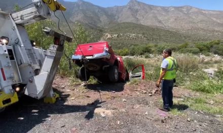 Vuelcan y abandonan camionetas robadas por hombres armados sobre la carretera 57