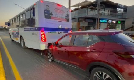 Mujer conduce en estado inconveniente y choca en Saltillo