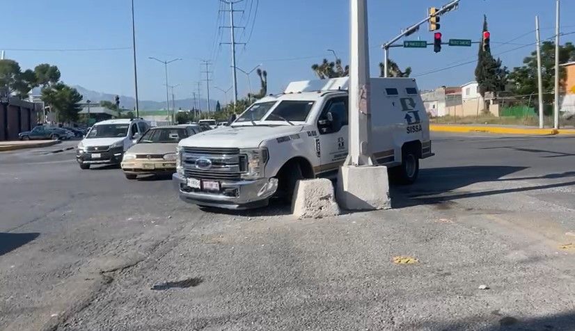 Camión se impacta en contra de la base de un señalamiento metálico en Saltillo