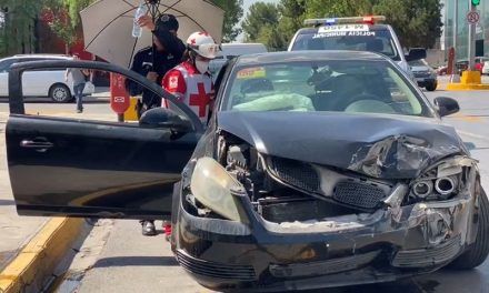 Se pasa la luz roja y provoca accidente en V. Carranza