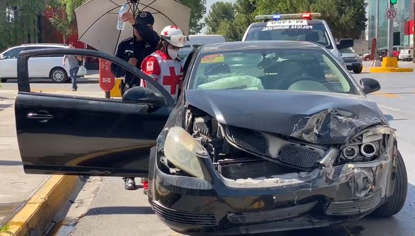 Se pasa la luz roja y provoca accidente en V. Carranza
