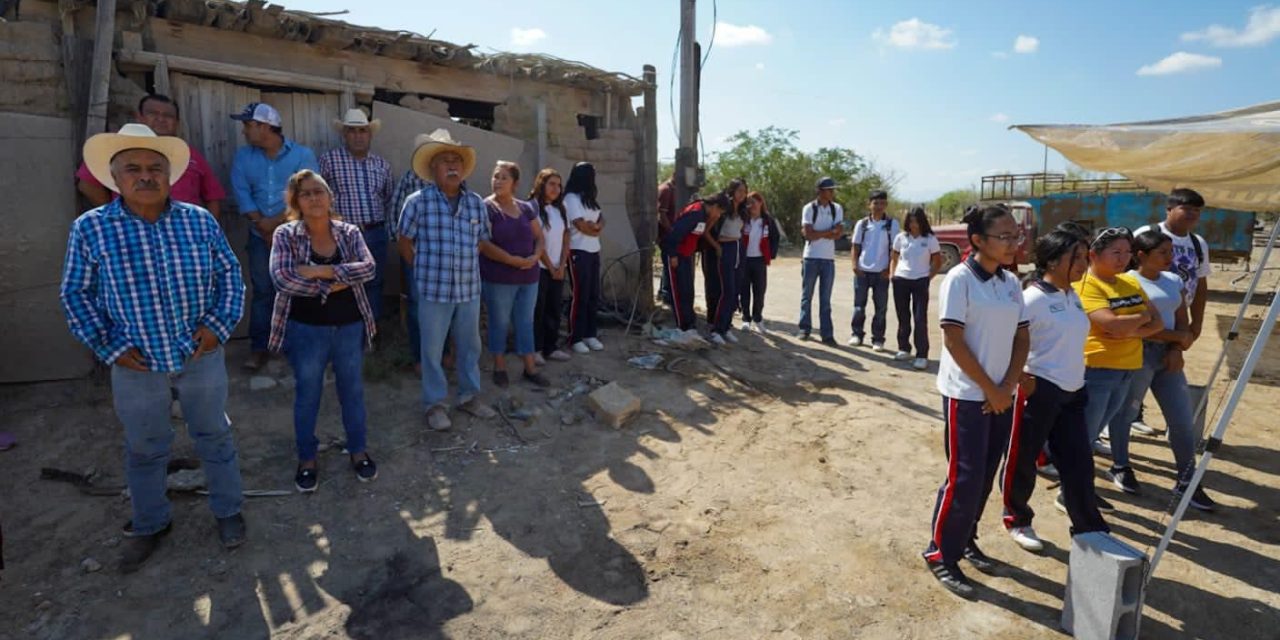 Llega el agua hasta la puerta de sus casas en Ramos Arizpe