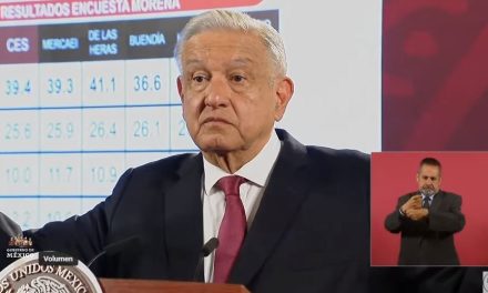 AMLO asegura que Xóchitl caería al tercer lugar si Ebrard decide ser candidato independiente