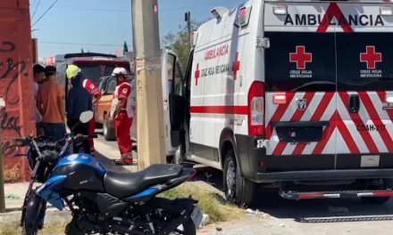 Arrolla taxista a motociclista en Saltillo