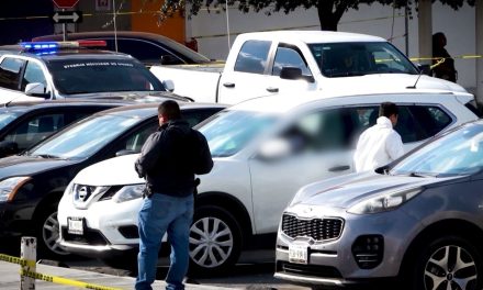 Asesinan a hombre en plaza comercial de Saltillo