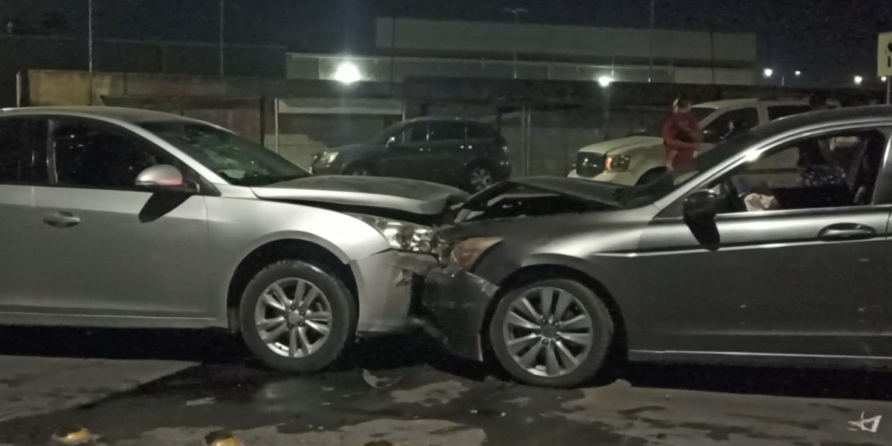 Autos se dan ‘pequeño besito’ en la colonia Bellavista