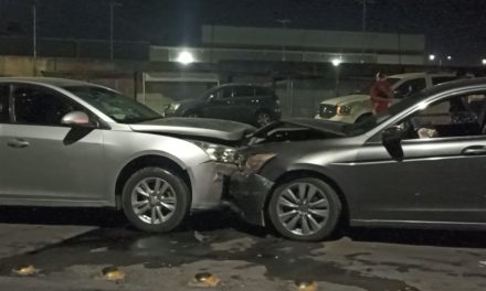 Autos se dan ‘pequeño besito’ en la colonia Bellavista
