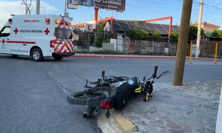 Hombre cae de su moto y queda lesionado en Saltillo