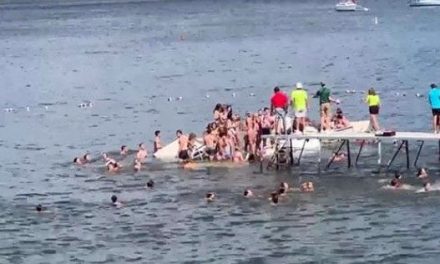 Video: Estudiantes se caen a un lago luego de que se derrumbara un muelle en Estados Unidos