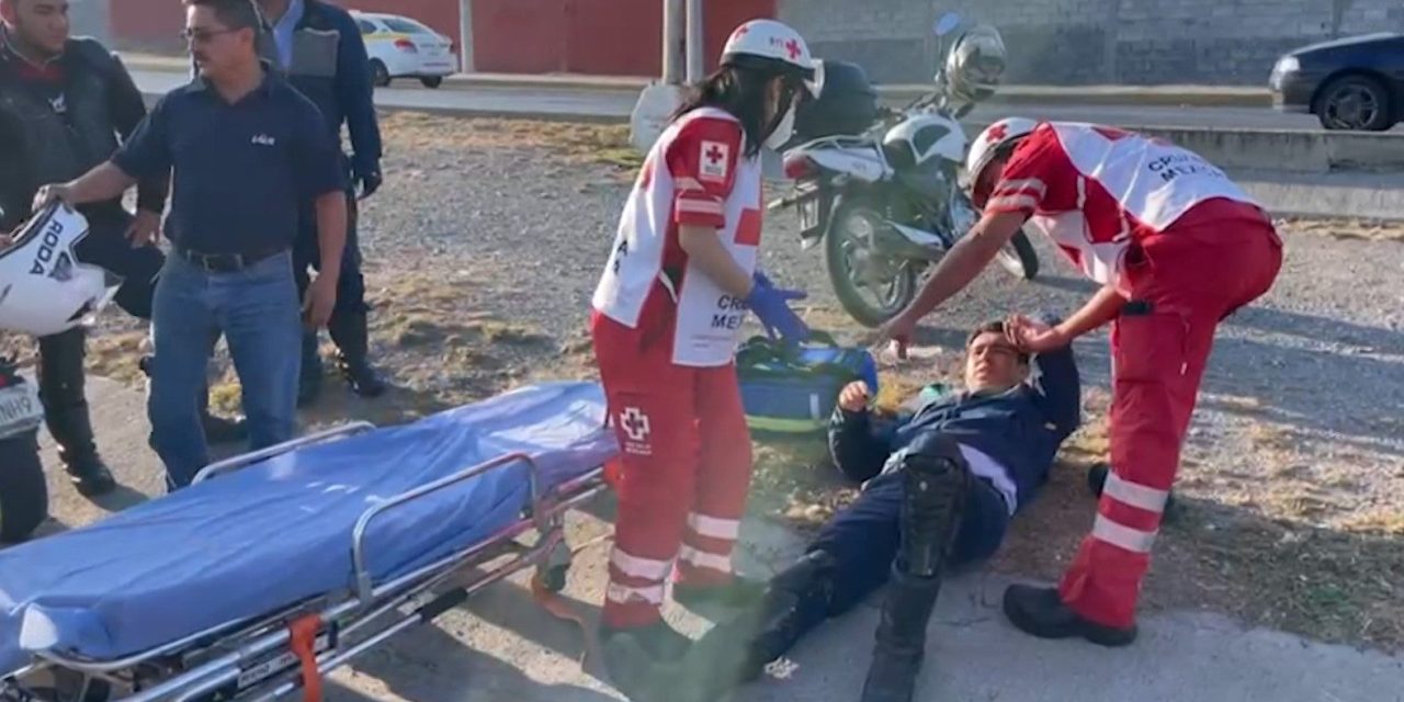 Se le poncha un neumático y cae de su moto en Periférico