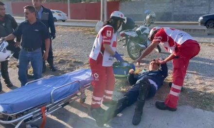 Se le poncha un neumático y cae de su moto en Periférico