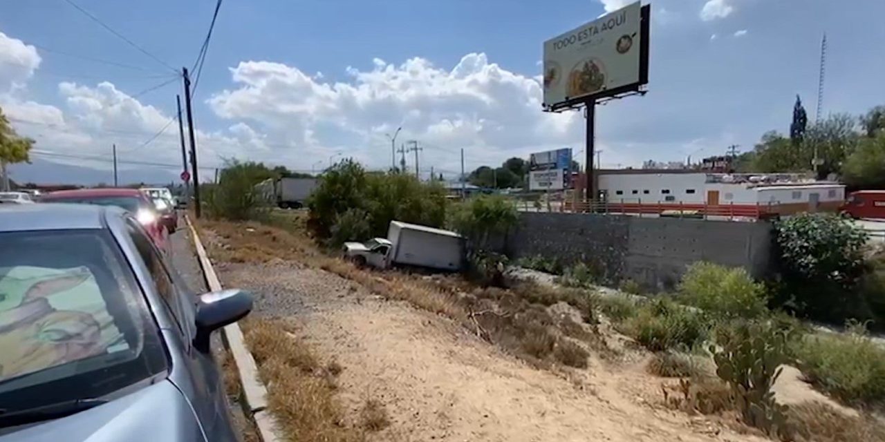Camión termina al fondo de un arroyo al norte de Saltillo