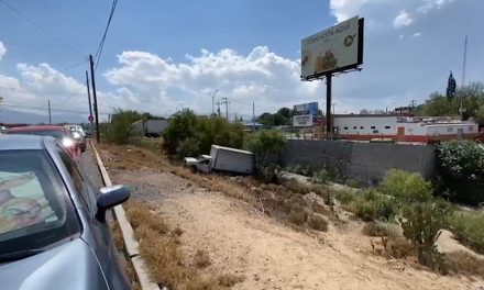 Camión termina al fondo de un arroyo al norte de Saltillo