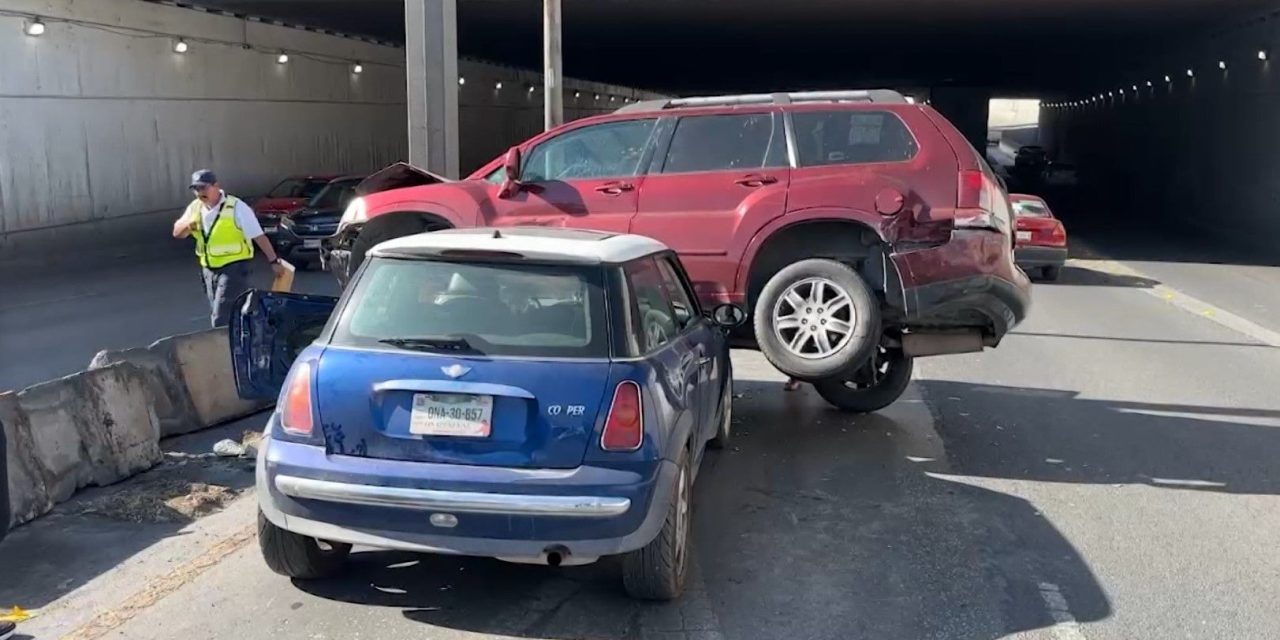 Saltillo: Camioneta queda encima de carro en Periférico
