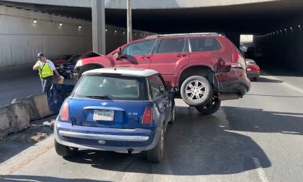 Saltillo: Camioneta queda encima de carro en Periférico