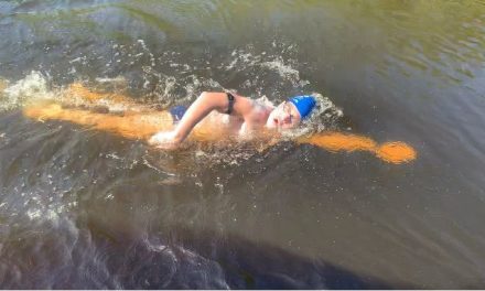 Carlos Acosta, nadador mexicano completa histórico cruce doble del Canal de la Mancha