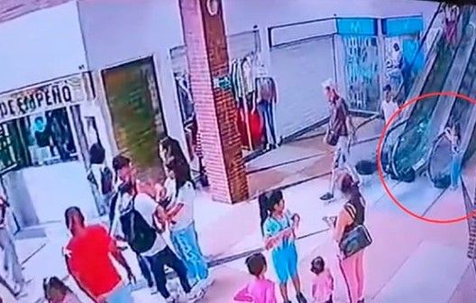 Vigilante de centro comercial en Venezuela salva a niña que cayó desde segundo piso