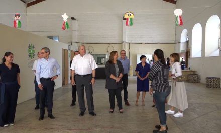 Visita Chema Fraustro el Asilo de Cáritas