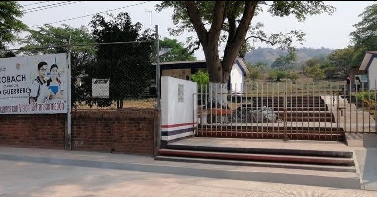 Hombres ingresan a escuela en Chiapas y privan de la libertad a una maestra