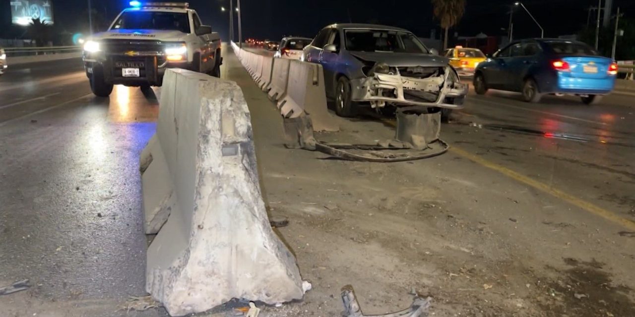Acelerado conductor choca contra muros en Fundadores