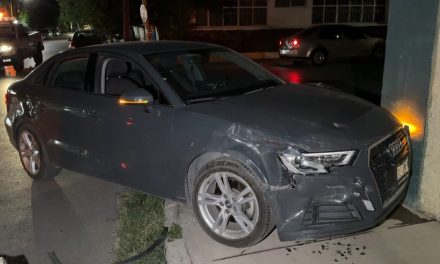 Saltillo: Ignora el alto y provoca un choque con auto costoso en la colonia
