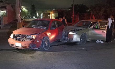 Saltillo: Choca por ignorar un alto y enfurece por haberse accidentado