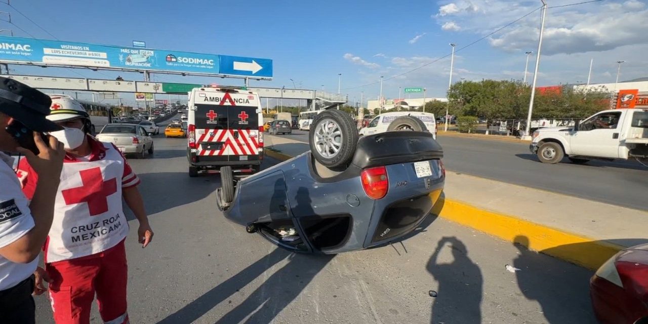 Autos chocan en Periférico y uno terminó volcado