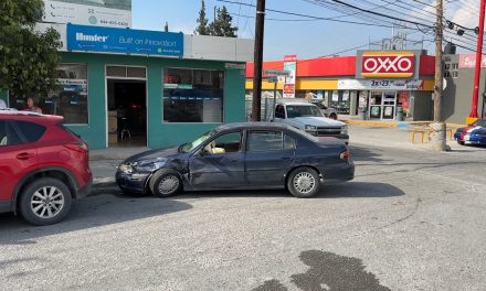 Choca por volarse el rojo en Saltillo