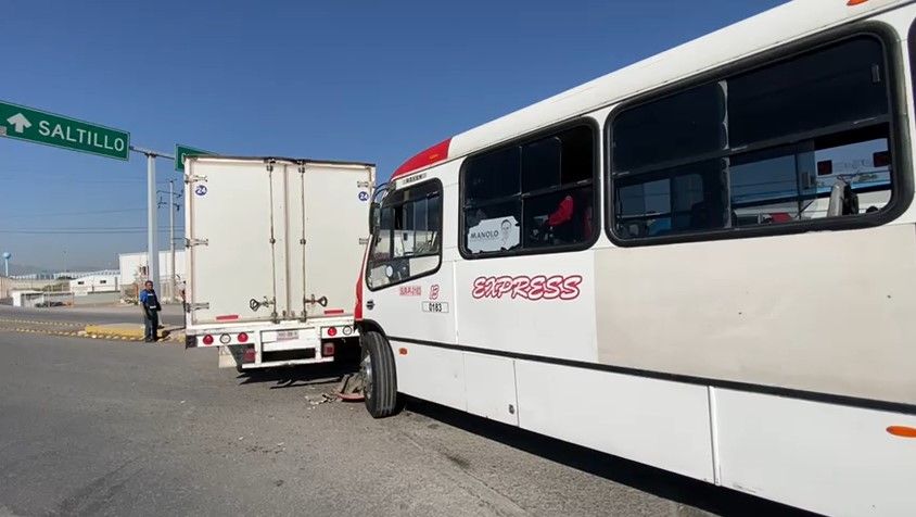 Dos mujeres lesionadas luego de un choque de transporte público en Ramos Arizpe