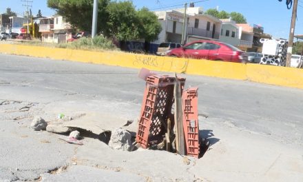 Vecinos solicitan la tapa de una coladera en la Colonia Guayulera