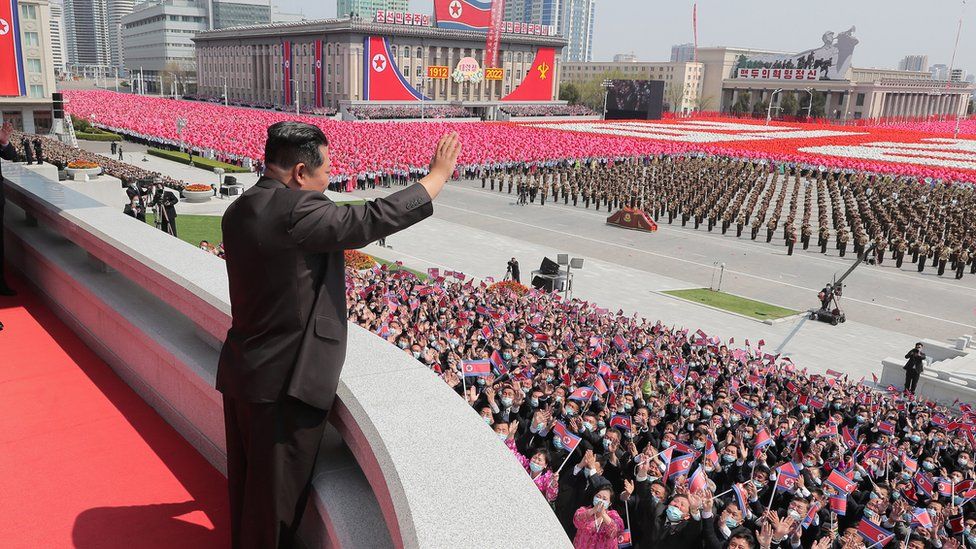 Muestra Corea del Norte su poderío militar al celebrar su 75 aniversario