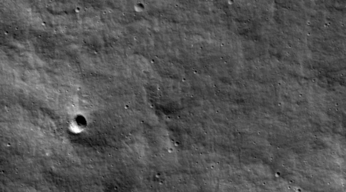 NASA capta imágenes de un nuevo cráter que surgió en la Luna