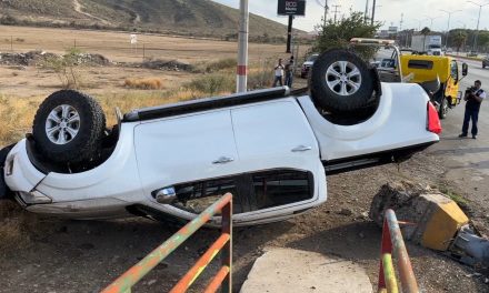 Derrapa y choca contra luminaria en Ramos Arizpe para terminar volcado