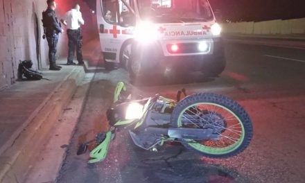 Motociclista derrapa y se lesiona el rostro al sur de Saltillo