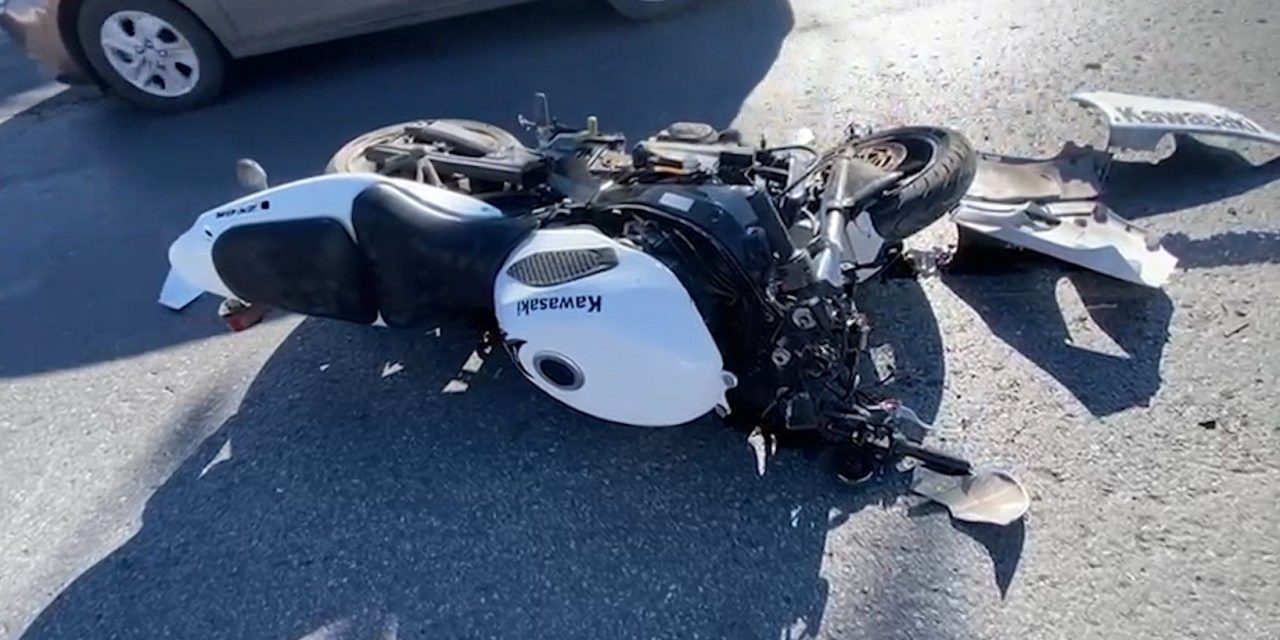 Automovilista derriba a motociclista en Saltillo