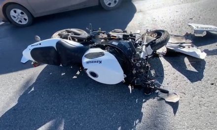 Automovilista derriba a motociclista en Saltillo