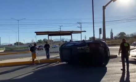 Saltillo: Se queda dormido en un semáforo, lo despiertan, provoca choque y huye