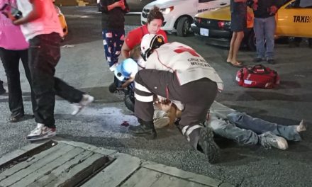 Con su auto embiste a dos y huye en Saltillo luego de una riña