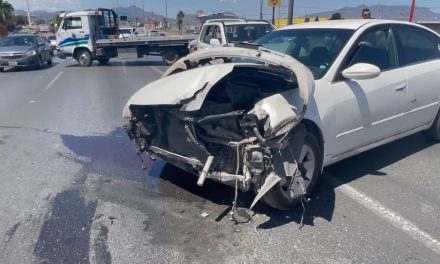 Conductor pierde el control y embiste muros de contención en Saltillo
