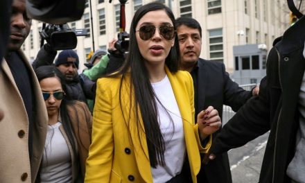 Emma Coronel sale de prisión