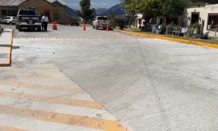Entregan pavimentación de calles en Los Lirios