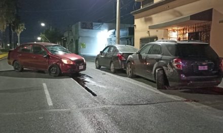 Saltillo: choca contra coches estacionados; ebrio conductor terminó detenido