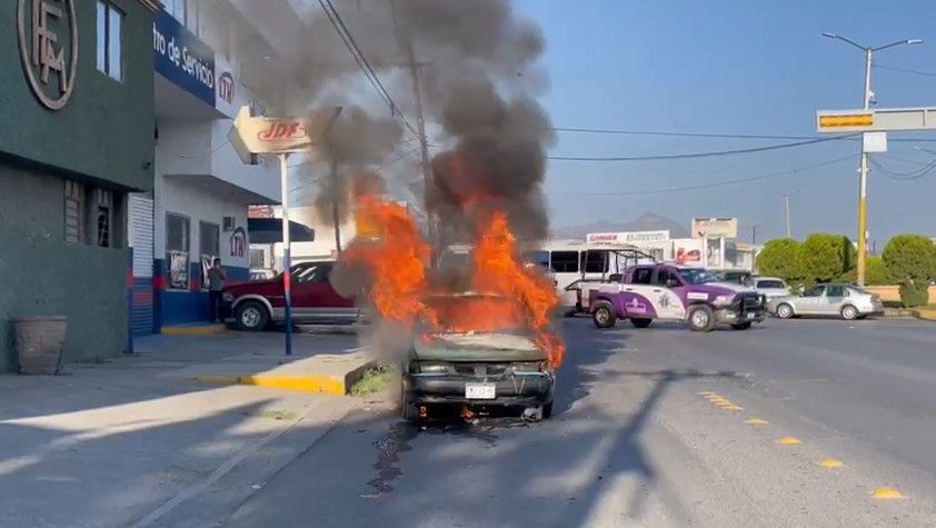 Fuego consume vehículo en Saltillo